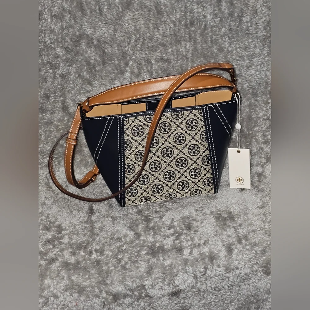 Tory Burch Small McGraw Bucket Bag with a T Monogram pattern. - Picture 2 of 7